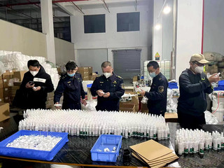 廈門海滄查處假冒次氯酸消毒劑窩點 成品超3萬瓶、散裝近1噸的背后警示